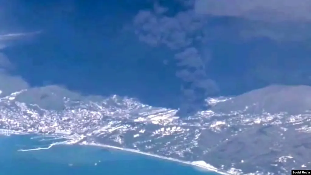 После ночного удара беспилотников на НПЗ в Туапсе продолжают тушить пожар: в регион прибыл министр МЧС, численность спасательных сил увеличена, работают боновые заграждения и береговые бригады по сбору загрязнений.