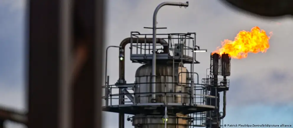 С мая 2026 года по решению России прекратится транзит казахстанской нефти по трубопроводу «Дружба». Это затронет крупнейший НПЗ в Шведте и может привести к росту цен и дополнительной волатильности на топливном рынке региона.