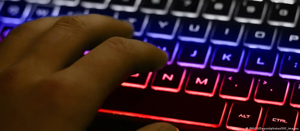 Минцифры разрабатывает механизм взимания платы за международный интернет‑трафик, в который планируется приравнять использование VPN для доступа к заблокированным ресурсам; сборы сначала могут затронуть мобильные сети.