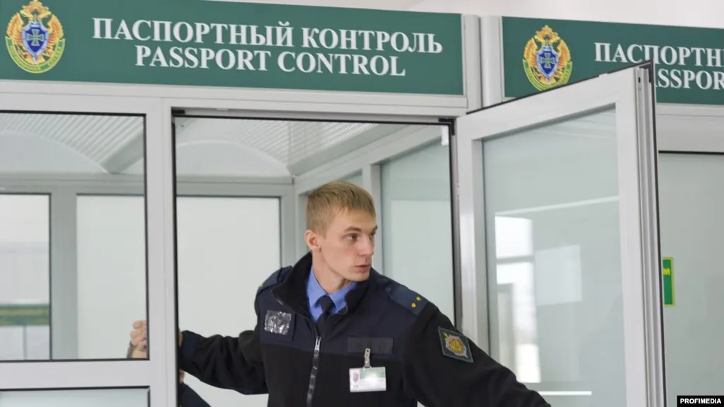 По данным источников, бывший глава Российского экологического оператора уехал сразу после распоряжения об отставке; это связывают с возбужденными уголовными делами по деятельности организации.