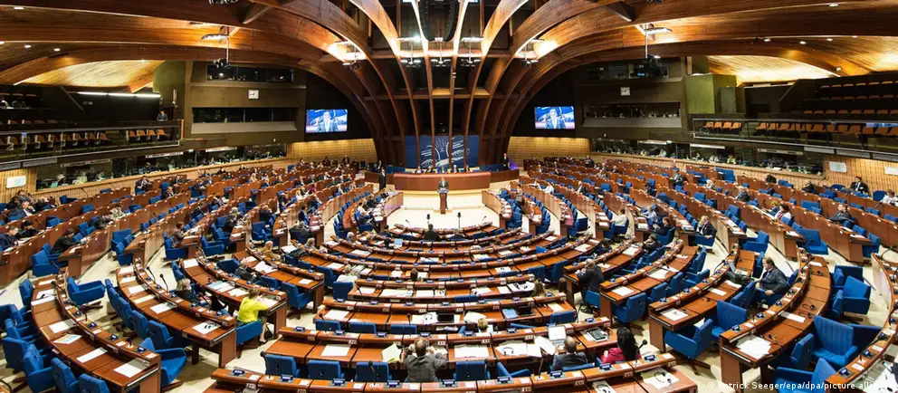 Кризисная группа и правозащитники обратились в Бюро ПАСЕ после спорных заявлений представителя коренных народов РФ; его членство в платформе при ПАСЕ приостановлено до решения президиума.