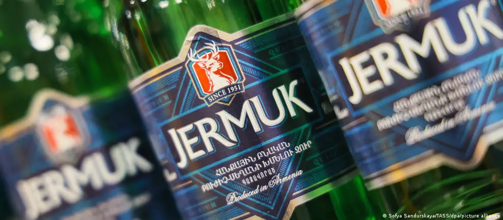 Российские власти приостановили ввоз и реализацию партии минеральной воды «Джермук». В Ереване это расценивают как удар по узнаваемому бренду и политический сигнал на фоне дипломатической напряжённости и приближающихся выборов.