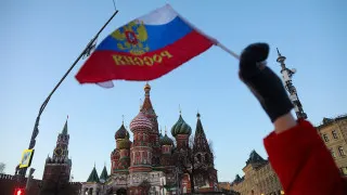 Просроченные долги российских компаний перед поставщиками и контрагентами превысили 8 трлн рублей, что уже сопоставимо с несколькими региональными бюджетами и указывает на углубляющийся кризис неплатежей на фоне замедления экономики и роста налоговой нагрузки.