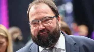 Дочерняя структура «Ростелекома» «РТ Лабс», отвечающая за создание электронного реестра воинского учета и ранее разработавшая портал «Госуслуги» и систему онлайн-голосования, в 2025 году увеличила прибыль на треть. При этом полноценная работа реестра началась лишь в 2026 году, а механизм автоматических ограничений для уклоняющихся от призыва до сих пор донастраивается.