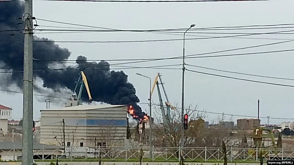 В ночь на 22 апреля украинские беспилотники атаковали порт в Севастополе и пункты управления дронами в Курской и Харьковской областях, сообщают военные ведомства сторон конфликта.