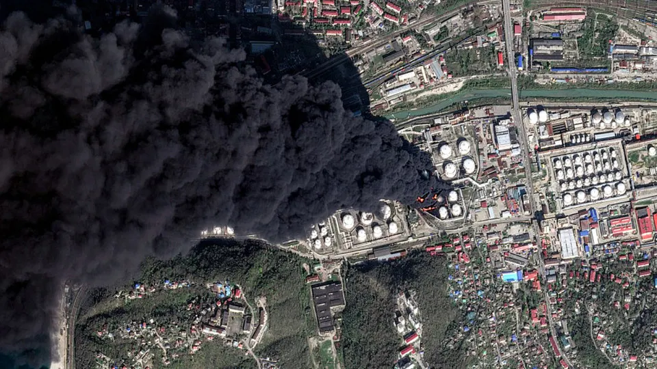 Дым от пожара на нефтяном терминале в Туапсе за несколько дней распространился от Сочи до Анапы и вглубь материка, вызвав «нефтяной дождь», загрязнение воздуха и воды, а также массовую гибель рыбы на черноморском побережье.