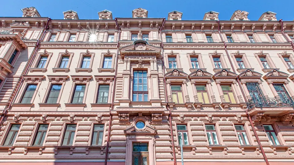 В Мещанском суде стартовал процесс в отношении Ирины Ясаковой, обвиняемой в особо крупном мошенничестве при продаже элитного особняка у Кремля; имущественные претензии достигают сотен миллионов рублей.