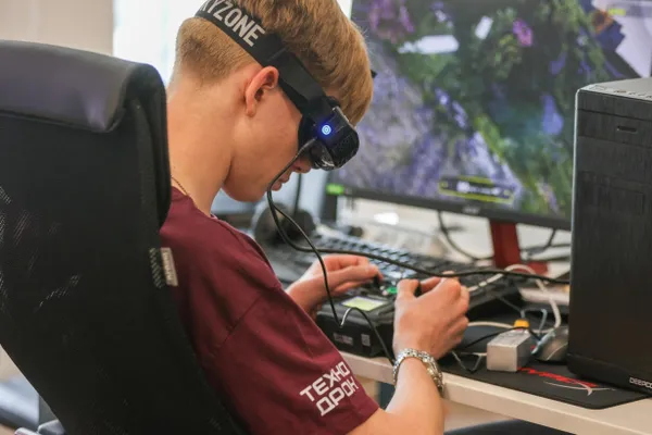 Заместитель министра обороны заявил, что контракты строятся на добровольной основе, вводится запрет на перевод военнослужащих войск беспилотных систем без их согласия. Ранее сообщалось о планах массового набора контрактников из числа студентов.