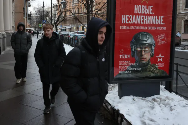 В столице ожидаются более жёсткие ограничения мобильной связи 5, 7 и 9 мая — возможны отключения интернета, приостановка SMS и работа «белых списков» в пределах МКАД. Ранее в марте в Москве уже были масштабные сбои связи.