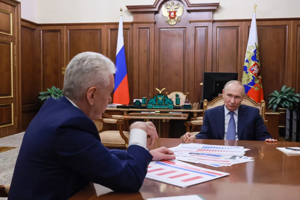 На думских выборах 2026 года в четырех московских одномандатных округах от партии власти могут выдвинуться участники войны с Украиной. В Мосгордуму их ранее не продвигали, но федеральные выборы столичные власти используют для демонстрации лояльности Кремлю, учитывая интерес президента к присутствию военных во власти.