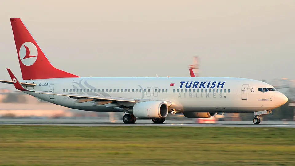 Авиакомпания отменила сотни рейсов и приостанавливает полёты по 18 направлениям — туристы уже сталкиваются с пересадками на чартеры и ухудшением условий, эксперты прогнозируют рост цен и дефицит билетов.