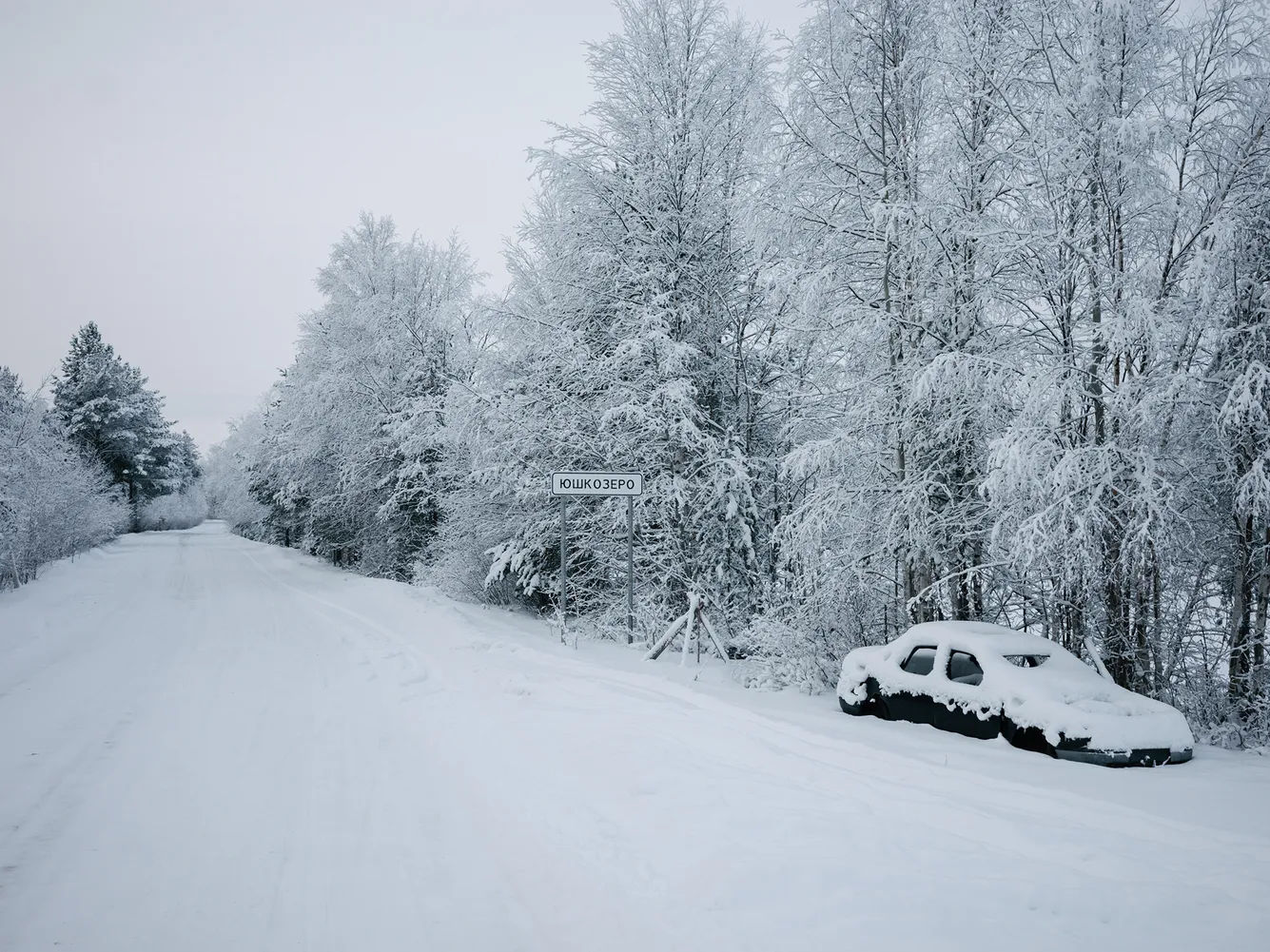 Две музыкантки объездили российские деревни и записали истории народных коллективов. Песни здесь — не только репертуар, но и способ сохранять язык, поддерживать друг друга и противостоять одиночеству.