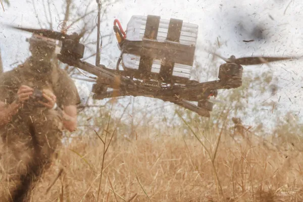 Краткий пересказ интервью Роберта Бровди («Мадяр»). Он называет нефтеперерабатывающие предприятия законной военной целью и рассказывает о масштабах ударов и приказах операторам дронов.