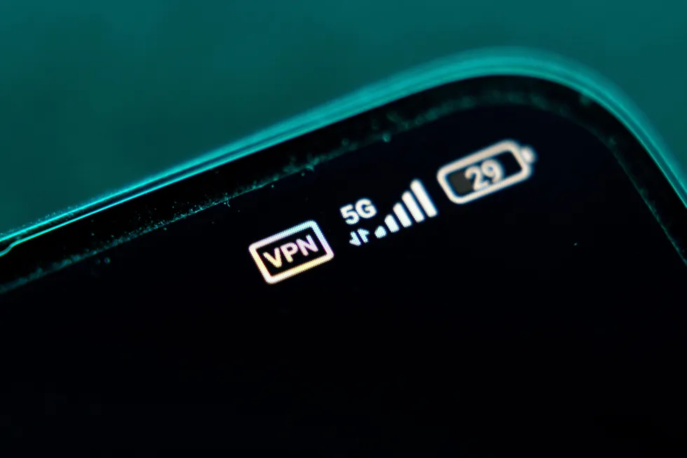 Ассоциация разработчиков программного обеспечения обратилась к российским властям с предложением публично пересмотреть политику интернет-блокировок, ослабить ограничения и сформировать совместный с ИТ-сообществом орган для выработки новых правил. В письме указывается, что нынешние меры приводят к сбоям в работе интернета и мешают отечественным разработчикам.