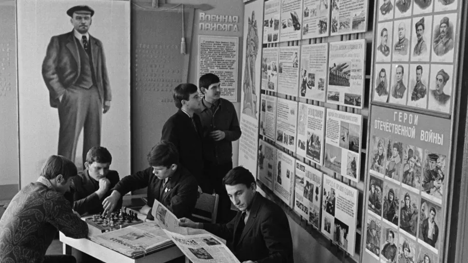 Сенатор выступил за восстановление специальных школьных помещений в духе советской практики, заявив, что это поможет формировать у детей необходимые государству моральные и исторические ориентиры. Инициатива дополняется предложениями возродить ступенчатую систему воспитания и профильные образовательные проекты.