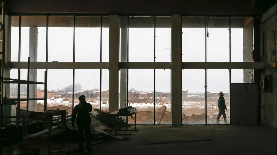 Запуск крупных отелей замедляется: повышение стоимости строительства, дефицит кадров и слабый спрос на внутренний туризм сочетаются с ростом привлекательности заграничного отдыха и затруднённым доступом к финансированию у девелоперов.