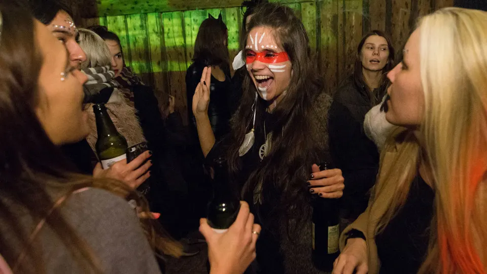 Опрос показывает: 69% россиян 18–35 лет вынуждены откладывать встречи с друзьями из‑за финансовых трудностей. Многие скрывают своё материальное положение, а расходы на общение мешают копить и обслуживать кредиты.