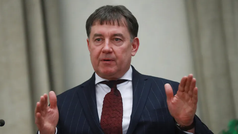 Мосгорсуд отклонил апелляцию Виктора Момотова и оставил в силе решение о национализации его имущества: у бывшего судьи изъяли более сотни объектов недвижимости и сеть отелей Marton на 9 млрд рублей. Генпрокуратура связывает его бизнес с криминальными авторитетами, уклонением от налогов и использованием гостиниц для организации проституции с участием несовершеннолетних.