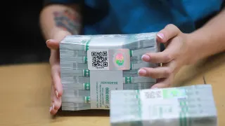 Объем наличных в обращении в России за одну неделю вырос почти на четверть триллиона рублей на фоне отключений мобильного интернета, блокировок карт и планов ужесточить контроль за переводами.