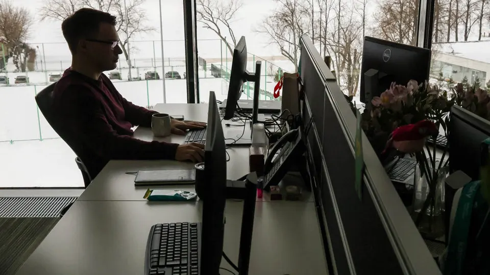 В нескольких секторах — от IT и логистики до здравоохранения и производства — в последние годы прошли масштабные сокращения персонала. Компании оптимизируют расходы, автоматизируют процессы и перераспределяют ресурсы, зачастую повышая зарплаты оставшимся сотрудникам.