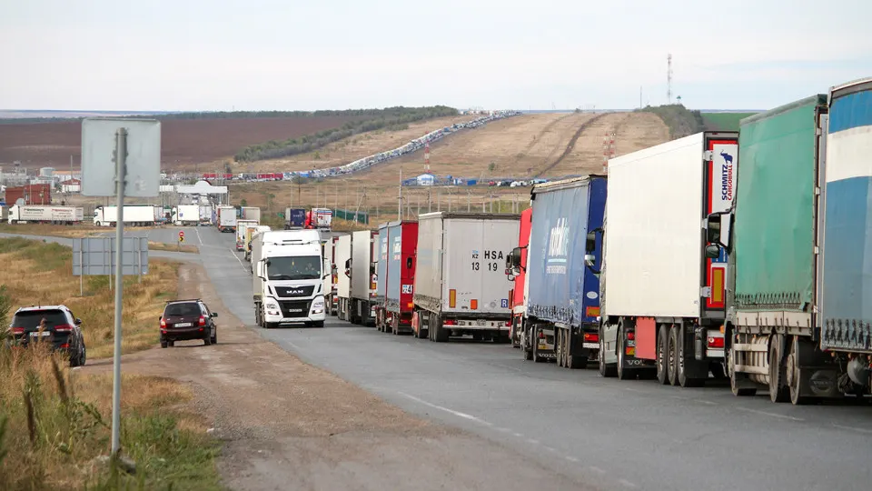 Популярный маршрут ввоза китайских товаров в Россию через Казахстан перестал быть надежным: грузы задерживаются на недели, а стоимость прохождения границы растет из‑за формальных и неформальных доплат.