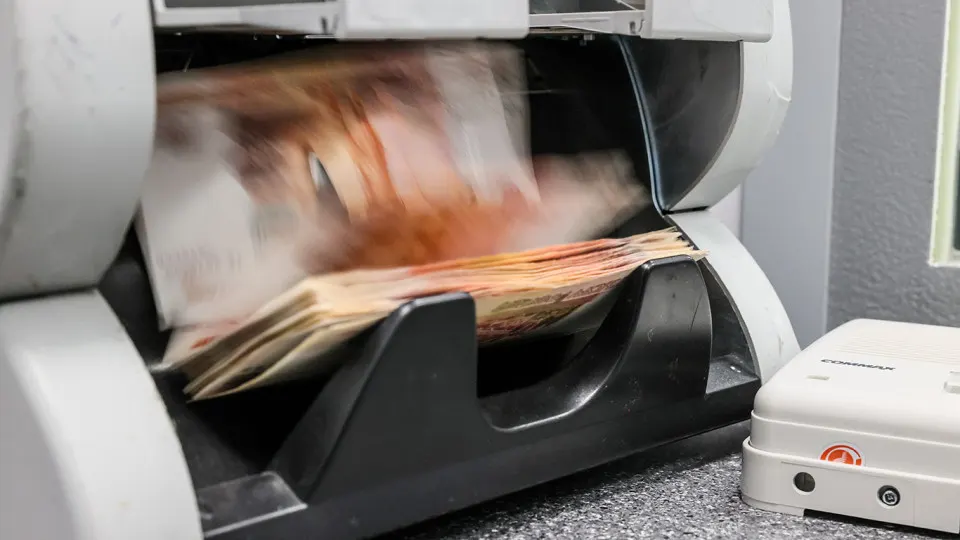 За январь–февраль совокупная прибыль бизнеса сократилась до 3,4 трлн руб., что на 33,1% меньше год к году. Снижение охватило подавляющее большинство отраслей и усиливает риски для инвестиций и ликвидности.