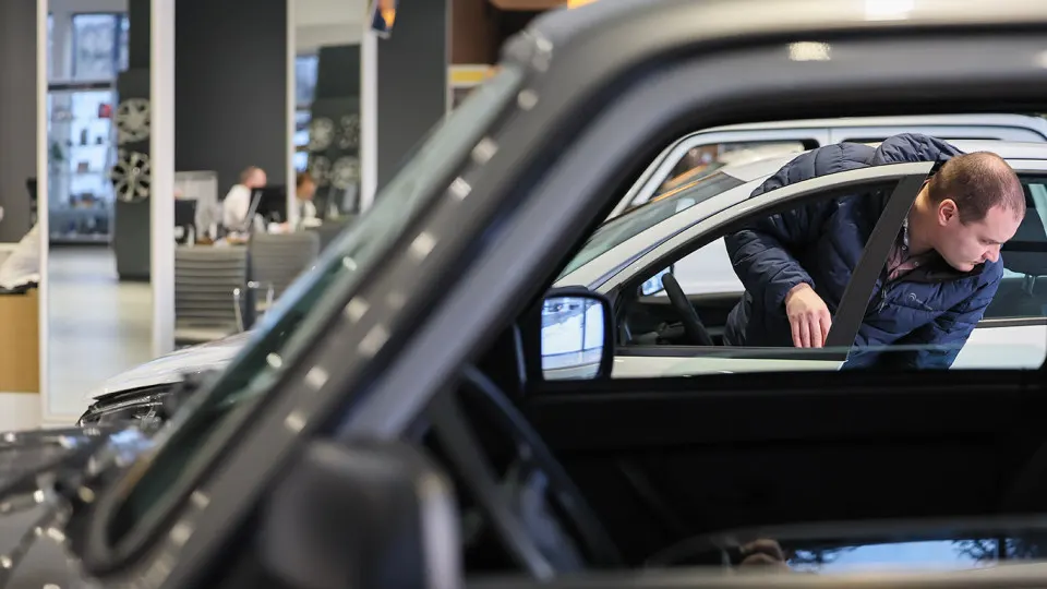 Рост цен начался в 2015 году, усилился во время пандемии и после 2022 года. Сейчас средняя стоимость нового автомобиля в России — 3,79 млн рублей, и доступность машин для населения существенно снизилась.