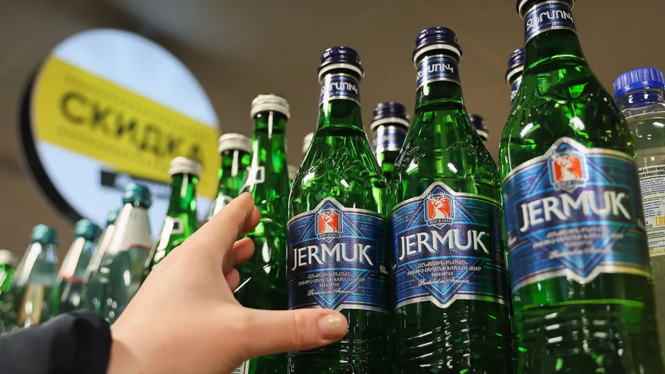 Роспотребнадзор и «Честный знак» зафиксировали превышение по содержанию отдельных ионов — из продажи сняты 338 тысяч бутылок; ранее российские органы ограничивали поставки армянского коньяка.