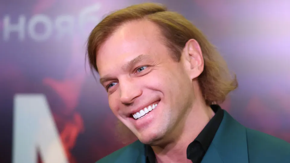 Следствие завершило расследование уголовного дела о мошенничестве и контрабанде при поставке деталей для модернизации автомата АК‑12: комплектующие заказывали в Китае и ввозили в Россию под видом крепежа, ущерб оценивается почти в 38 млн рублей.