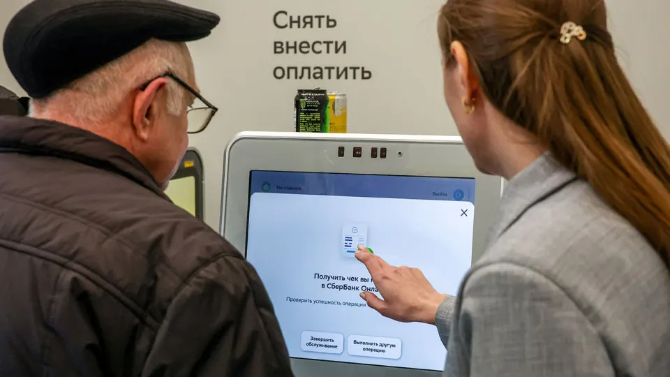 По итогам 2025 года общая численность персонала крупнейших банков сократилась на 4% — до 557 тыс. человек; основная доля сокращений пришлась на государственные банки, а также на отделения и массовые операционные должности.