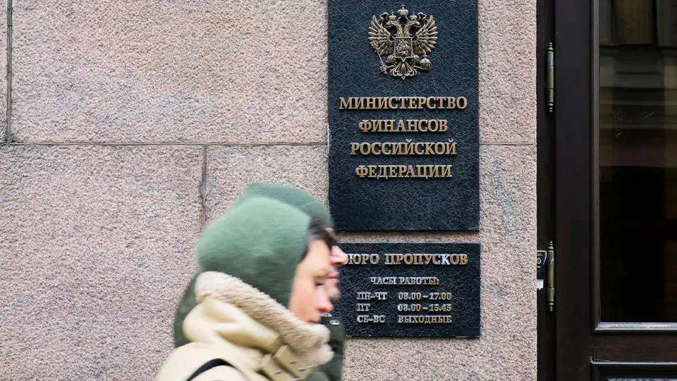 С мая Минфин возвращается к операциям по покупке и продаже валюты и золота в рамках бюджетного правила, используя рост нефтяных цен для пополнения ФНБ и сглаживания колебаний курса рубля.