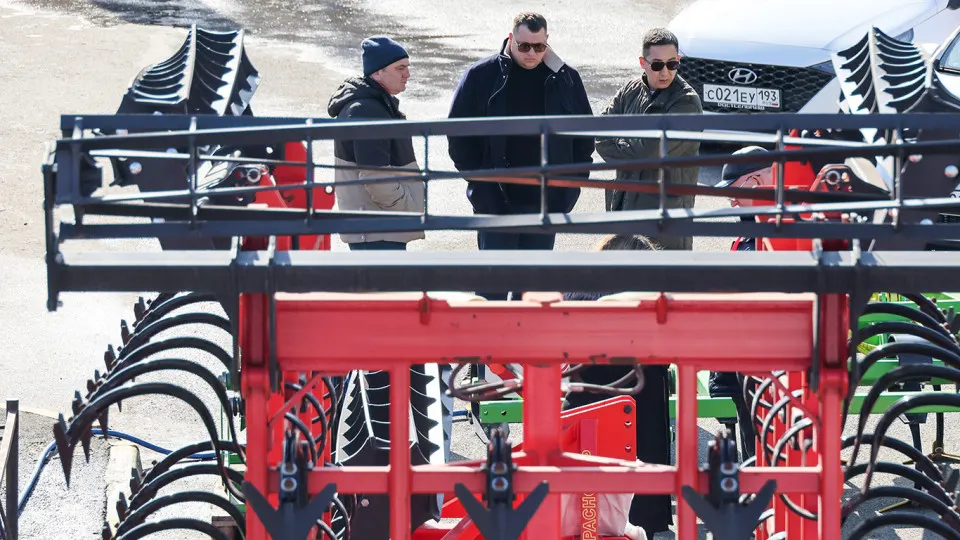 За первый квартал 2026 года выпуск сельхозтехники в России упал на 36,8% из‑за затоваривания складов и снижения спроса. Почти по всем видам техники фиксируется спад отгрузок третий год подряд, тогда как аграрии откладывают обновление парка из‑за дорогих кредитов и падения рентабельности.