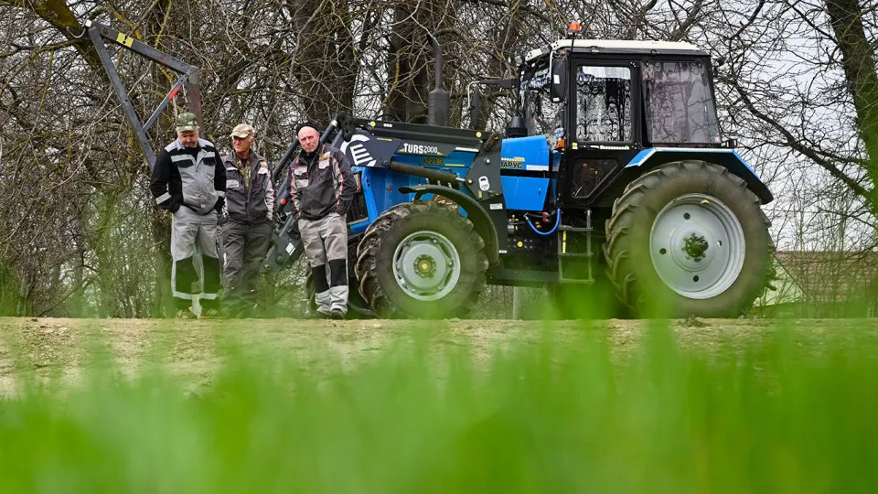 Затяжная холодная и влажная погода в ряде регионов откладывает посевы, что может привести к снижению урожая и перераспределению посевных площадей между ранними и поздними культурами.