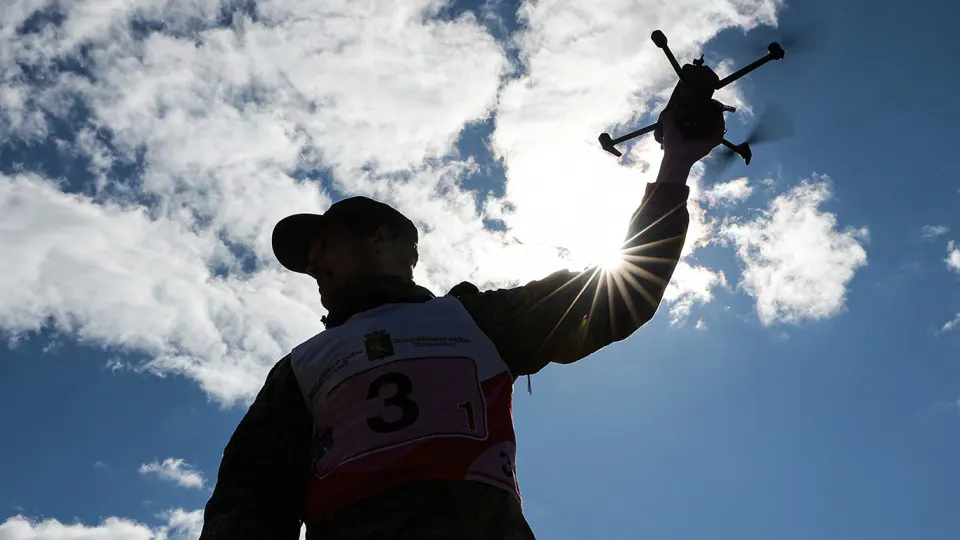 В одном из ведущих нефтегазовых вузов Уфы студентам сообщили о возможности помочь родственникам и друзьям оформить контракт с Минобороны для службы в войсках беспилотных систем — при этом обещают выплаты, переводы на бюджет и другие преференции.