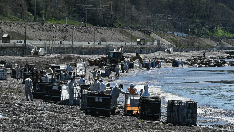Пожар на нефтеперерабатывающем заводе в Туапсе после ночной атаки беспилотников привёл к отключению электроснабжения насосной станции и временной остановке водоснабжения. Жителям обещают ёмкости с водой и кратковременное возобновление подачи для запасов; власти организовали эвакуацию.