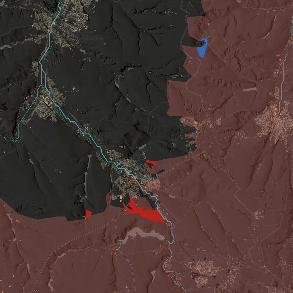 Весной на фронте российско-украинской войны не случилось решающих прорывов: российские войска продвигаются медленно и с большими потерями, украинская армия контратакует, а массовое применение дронов осложняет снабжение и делает масштабные наступления всё менее вероятными.
