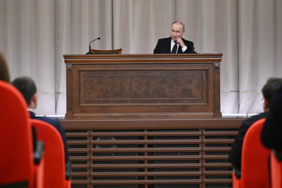 К началу 2026 года недовольство режимом достигло нового пика: раскол элит усилился, повседневная жизнь россиян не улучшается, а репрессии и ограничения интернета подрывают устоявшийся договор власти с обществом. Статья анализирует, почему президент перестаёт вселять уверенность и к чему это может привести.