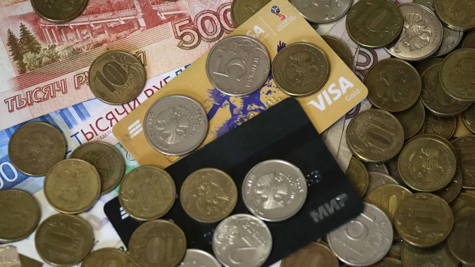 Банковские переводы россиян могут начать трактовать как доходы от предпринимательской деятельности по ряду «красных флагов». Планируется регулярный обмен данными между ЦБ и ФНС и автоматизированные проверки при превышении лимитов.