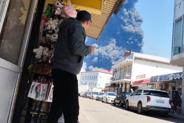 МЧС сообщает, что купировано истечение горящей нефти на нефтеперерабатывающем заводе в Туапсе. Пожар контролируемый, в город направляют заграждения и специалистов для очистки побережья и обследования дна.