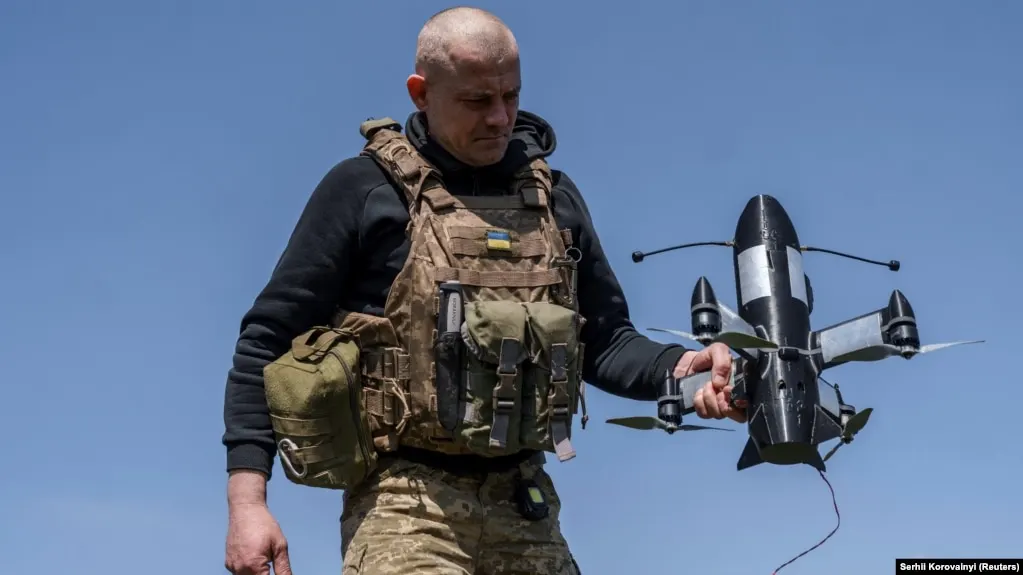 В ночь на 29 апреля в Пермском крае и Оренбургской области были зафиксированы атаки беспилотников по промышленным площадкам. Произошли пожары и эвакуации; серьёзных пострадавших нет. Минобороны сообщает о массовых перехватах БПЛА.