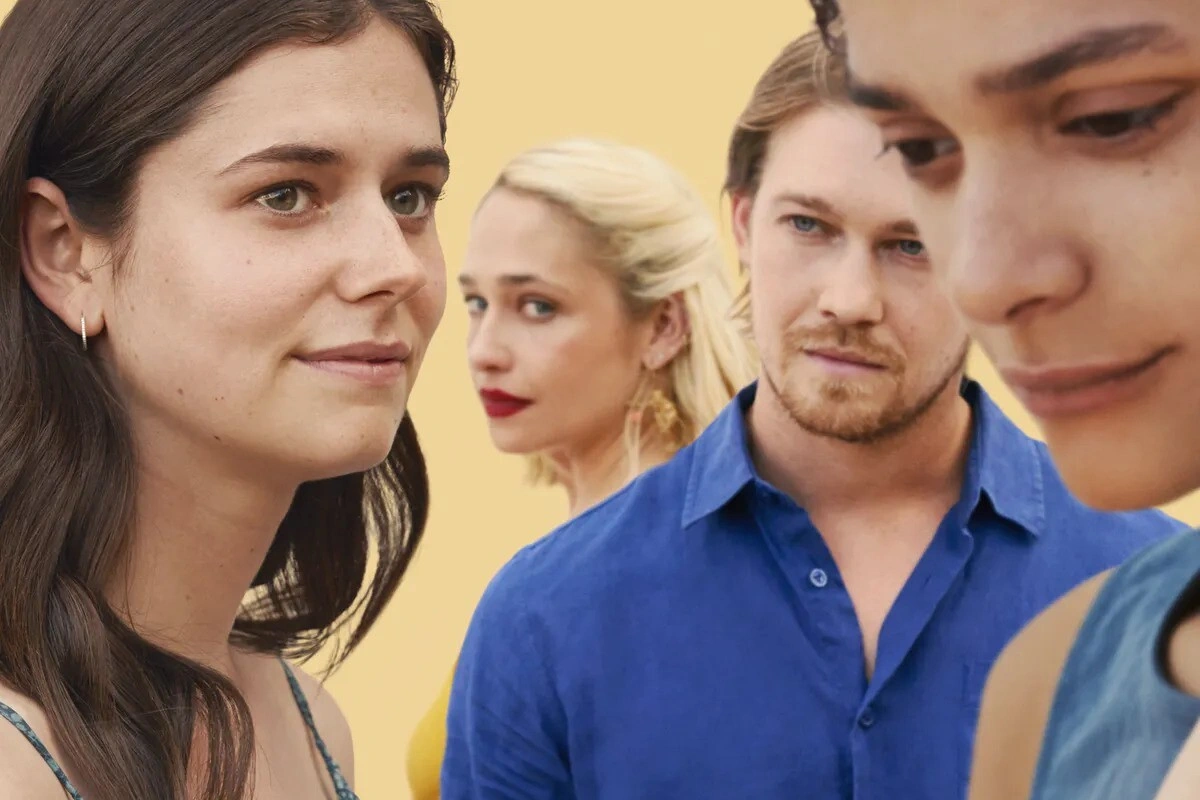 В российской версии ирландского сериала изъяли эпизоды с критикой моногамии, неодобрительными репликами о свадьбах и детях, упоминаниями приложений для знакомств и сценами ЛГБТ; в результате шоу короче примерно на 48 минут.