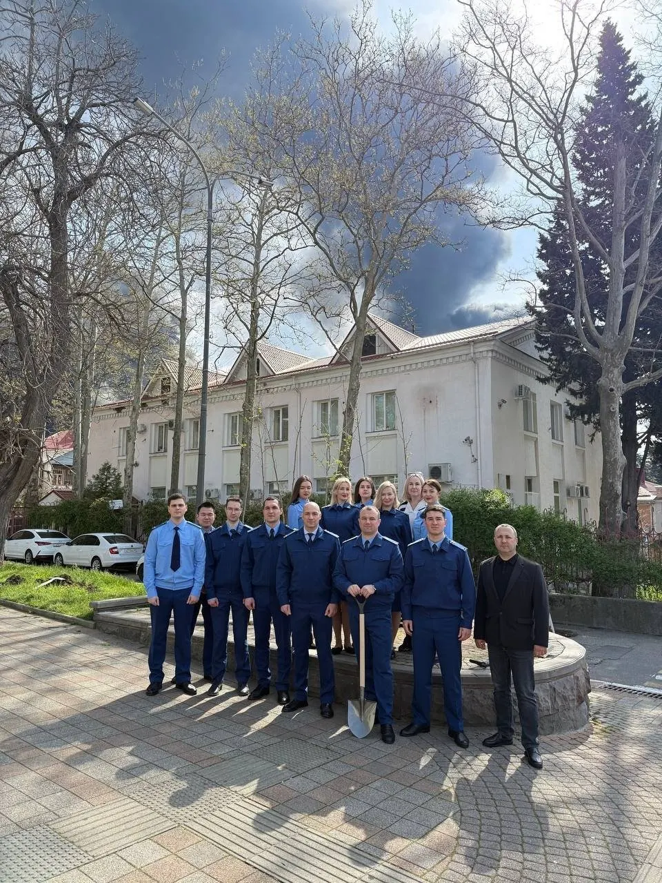 Прокуратура Краснодарского края опубликовала отчет об акции по озеленению Туапсе перед 9 Мая, сопроводив его фото на фоне многодневного пожара в морском терминале после атаки БПЛА.