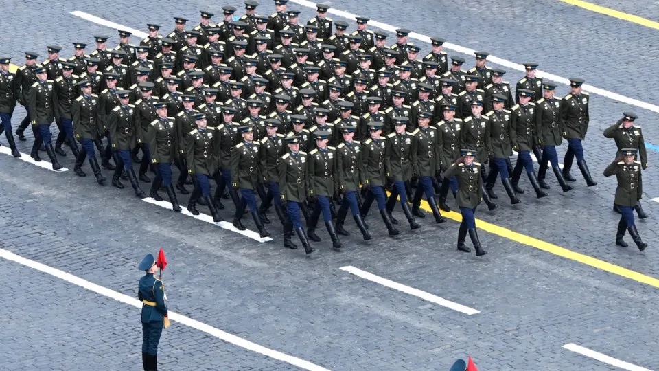 В этом году церемония 9 мая в столице может пройти без военной техники: ожидается сокращение числа участников и гостей, а также укороченная программа и отмена отдельных репетиций.