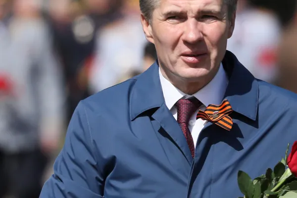 По данным источников, губернатор Белгородской области Вячеслав Гладков может уйти в отставку и получить пост посла России в Абхазии; собеседники называют этот вариант спокойным завершением карьеры.