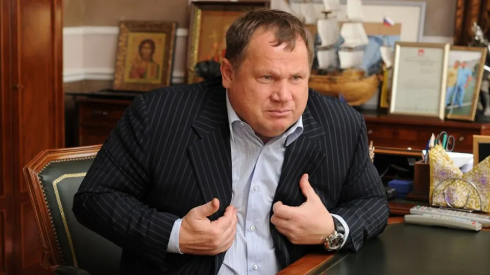 20-летнего Петра Плотникова, сына пермского депутата Владимира Плотникова, подозревают в участии в схеме телефонных мошенников. По данным следствия, он забирал у жителей Перми крупные суммы наличными, которые передавал кураторам, оставляя часть себе.