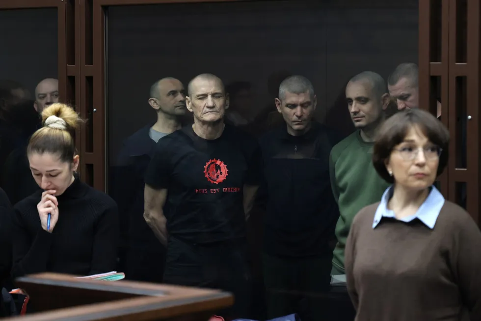 История «херсонской девятки» — пример того, как спецслужбы в условиях войны фабрикуют дела о «терроризме»: похищения, многомесячные пытки, постановочные оперативные съемки и признания, подписанные задним числом. Один из задержанных погиб еще до оформления официального задержания, остальные получили от 14 до 20 лет колонии.