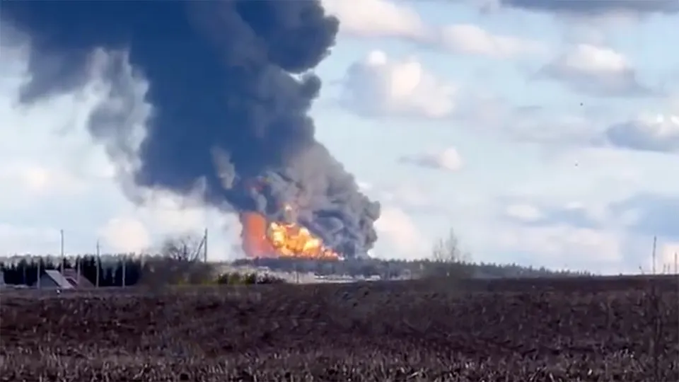 Утром 30 апреля беспилотники атаковали ПНОС — возгорание основных колонн и резервуарного парка. Вузы переведены на дистанционное обучение, пострадавших, по данным властей, нет.