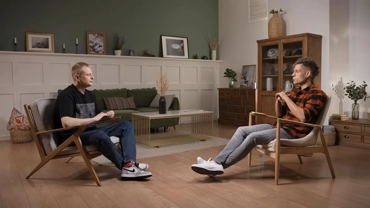 В реестр внесён YouTube‑канал интервьюера Юрия Дудя. Ранее суды признавали экстремистскими отдельные выпуски; для белорусов это влечёт запрет подписки и донатов, в России автор уже осуждён заочно.