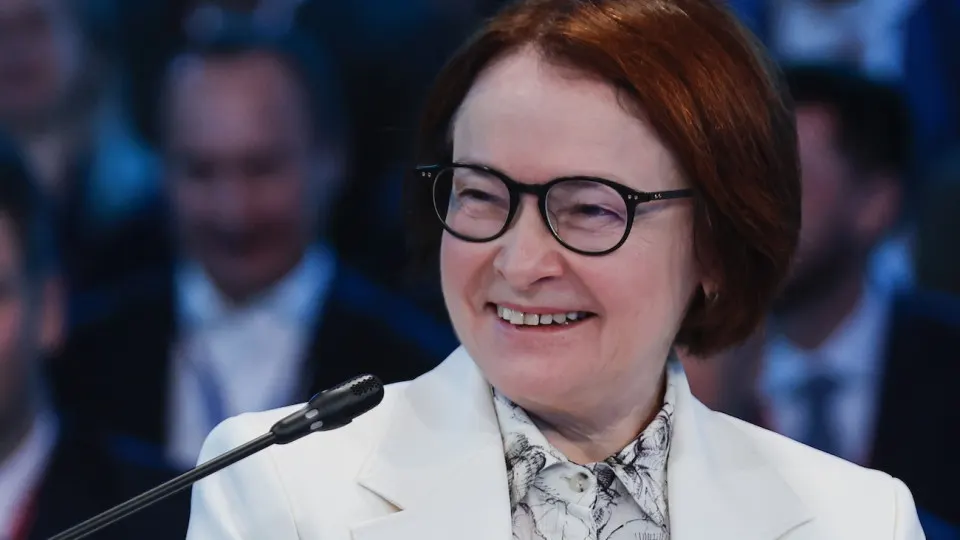 Глава Центробанка заявила, что из‑за санкций зарубежные рынки капитала для российских компаний закрыты, поэтому предприятия в основном финансируются за счёт внутренних накоплений на фоне высокой инфляции и ставок.