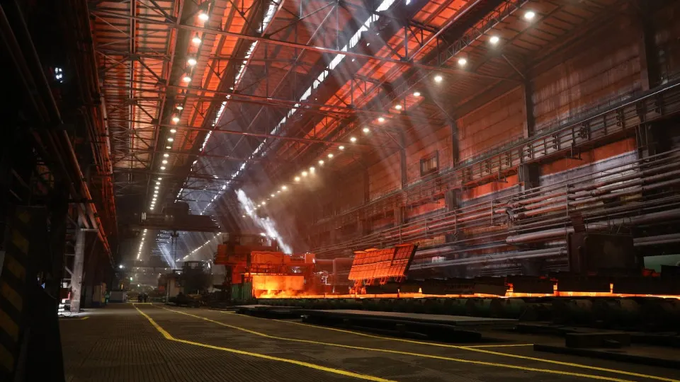 Новолипецкий металлургический комбинат зафиксировал убыток в 5,9 млрд руб. за I квартал 2026 года. Выручка снизилась на 10% на фоне падения внутреннего спроса, сокращения экспорта и ухудшения конъюнктуры в отрасли.